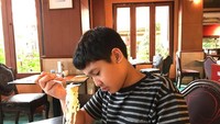 Bang kelewatan bang. .. Itu mie nya udh diatas mulut ...,  tulis Andre di laman instagram pribadinya. Ini anak pertama Andre yang bernama Ardio Raihansyah Taulany.