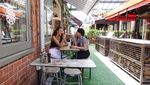 Di Sela Traveling, Nadine Chandrawinata Juga Sempat Berfoto dengan Makanan