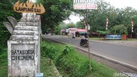 Mungkin tak ada salahnya jika sedang berlibur di sana, mampir ke Desa Cikoneng. Di sana, wisatawan bisa berwisata sejarah dengan mengunjungi situs-situs sejarah seperti Mercusuar Cikoneng, masjid kuno Daarul Falah, dan situs penziarahan Minak Sangaji. (Muhammad Iqbal/detikTravel)