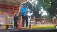 Sejak turun dari mobil, Sandiaga tampak mengenakan jaket warna biru dan sandal (Foto: Zunita Amalia Putri/detikcom)