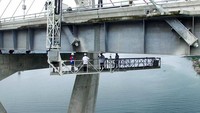 Petugas mengecek jembatan. (Dok PUPR).