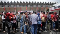 Para penonton mengantre tiket.