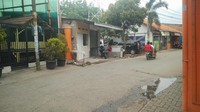 Nggak tahu alasannya apa, tiba-tiba tawuran gitu. Korbannya kan nggak bisa kemana-mana kesakitan kan, terus dari arah lain dateng dah tu cegat yang keroyok, baru polisi datang, jelas Dani. (Aditya Fajar-detikcom)