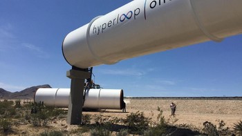 Pipa raksasa tersebut dibuat mendekati vakum yang jadi kunci mengapa kapsul hyperloop bisa melaju sangat kencang. Tipisnya kepadatan udara dalam pipa sangat meminimalisir gesekan antara kapsul dan udara di dalam pipa tersebut. Foto: Ist/Internet