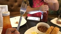 Kalau ini anak bungsunya yang bernama Arlova Carissa Taulany. Nak !  Jangan makan botolnya ya ... yang dimakan sosisnya ...,  tulis akun instagram @andreastaulany. Andre memang suka melawak!