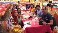 Ini rumah makan thailand mirip rumah makan padang ..,  tulis Andre saat sedang berlibur bersama keluarga ke Thailand di laman instagram pribadinya.