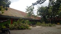 Angin puting beliung menerjang sebagian wilayah Makassar pada Sabtu (27/1) malam. (Ibnu Munsir-detikcom)