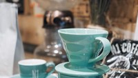 Penggemar kopi manual brewing bisa memesan seduh V60 atau kalita wave. Alat seduhnya dari keramik dengan warna biru tosca juga. Keren ya?Foto: Istimewa