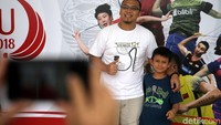 Sebagian penonton sempat foto-foto di depan backdrop Indonesia Masters 2018.