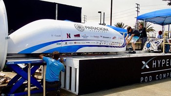 Melalui akun Twitter dan Instagram pribadinya, pria berjuluk Iron Man ini secara resmi mengumumkan bahwa salah satu perusahaannya, The Boring Company, akan melakukan pengumpulan dana dengan menjual flamethrower. Foto: Ist/Internet