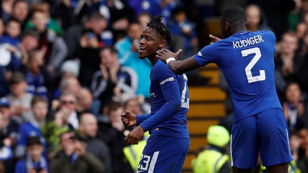 Michy Batshuayi mendulang dua gol saat Chelsea kalahkan Newcastle 3-0.