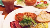 Makanan berat seperti bagel dengan aneka isian atau pasta dengan aneka saus hingga English breakfast komplet. Ngopipun jadi komplet. Foto: Istimewa
