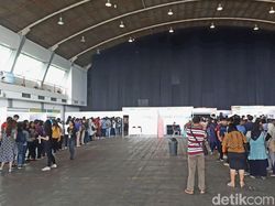 Mereka Antre Sejak Pagi Demi Raditya Dika dan Vidi Aldiano