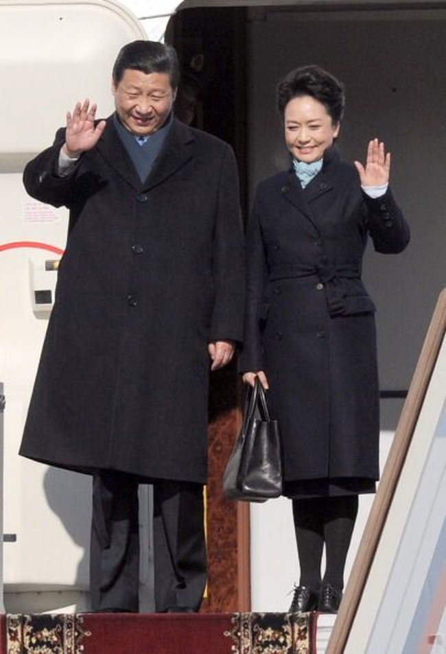 Berbeda dari para istri presiden lainnya yang disebutkan sebelumnya, istri presiden China, Peng Liyuan, memilih menenteng tas high end bukan dari merek internasional. Dia membawa tas dari brand luxury asal China, Exception. Tas yang dipakainya saat mendampingi Presiden Xi Jinping kunjungan kenegaraan ke Rusia ini harganya 5.000 yuan. Foto: ist