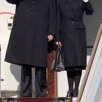 Berbeda dari para istri presiden lainnya yang disebutkan sebelumnya, istri presiden China, Peng Liyuan, memilih menenteng tas high end bukan dari merek internasional. Dia membawa tas dari brand luxury asal China, Exception. Tas yang dipakainya saat mendampingi Presiden Xi Jinping kunjungan kenegaraan ke Rusia ini harganya 5.000 yuan. Foto: ist