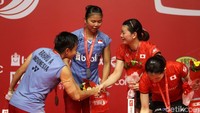 Apriyani Rahayu memberikan selamat kepada Misaki Matsutomo dan Ayaka Takahashi.