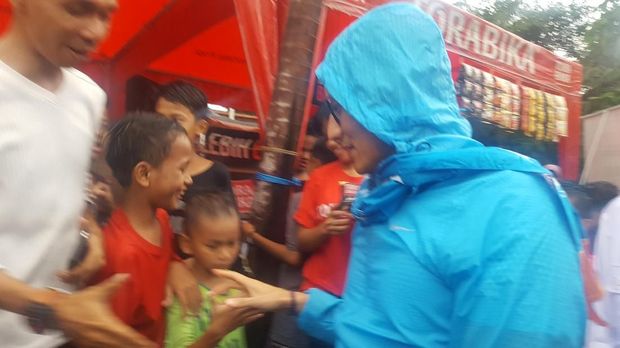 Diiringi Hujan, Sandi Hadiri Bazar OK OCE di Lapangan Palmerah