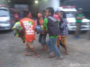 Kericuhan Warnai Laga Persebaya Vs MU, Polisi Tembakkan Gas Air Mata