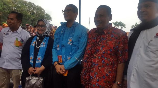 Diiringi Hujan, Sandi Hadiri Bazar OK OCE di Lapangan Palmerah