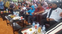 Sandiaga datang setelah hujan deras berganti gerimis. Kehadirannya tampak disambut antusias oleh warga. (Foto: Zunita Amalia Putri/detikcom)