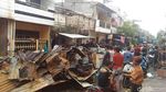 Foto: Warga Tamansari Jakbar Mengais Sisa-sisa Kebakaran