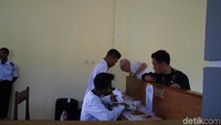 Setelah chek in penumpang akan melewati pemeriksaan petugas sebelum ke ruang tunggu. (Syanti/detikTravel)