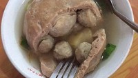 Nah, kalau bakso yang satu ini sudah tak asing lagi. Bakso beranak sempat menyita perhatian masyarakat luas. Untuk menikmatinya bahkan orang harus rela antre. Foto: Istimewa