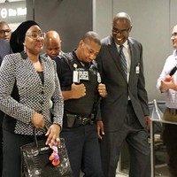 Istri Presiden Nigeria, Aisha, pernah tertangkap kamera membawa tas Hermes Birkin saat tiba di bandara Washington D.C., Amerika Serikat. Tas Hermes berwarna hitam yang dipakainya harganya hampir menyentuh angka Rp 1 miliar. Foto: ist