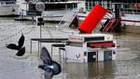 Sebuah loket untuk penjualan tiket kapal pariwisata Sungai Seine, Paris, tampak tenggelam oleh banjir pada Sabtu (27/1).  (Foto: Dok. REUTERS/Mal Langsdon)