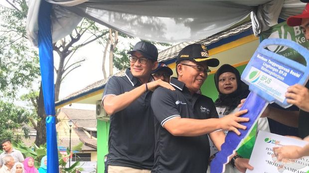 Momen Lucu Sandiaga Pijat Punggung Camat Kebayoran Baru