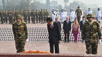 Presiden Joko Widodo dan Ibu Negara Iriana Joko Widodo berkunjung ke National Martyrs Memorial di Savar, Bangladesh, di hari kedua kunjungannya di negara itu (Foto: Rusman-Biro Pers Setpres)