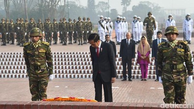 Foto: Doa dan Hormat Jokowi untuk Pahlawan Kemerdekaan Bangladesh