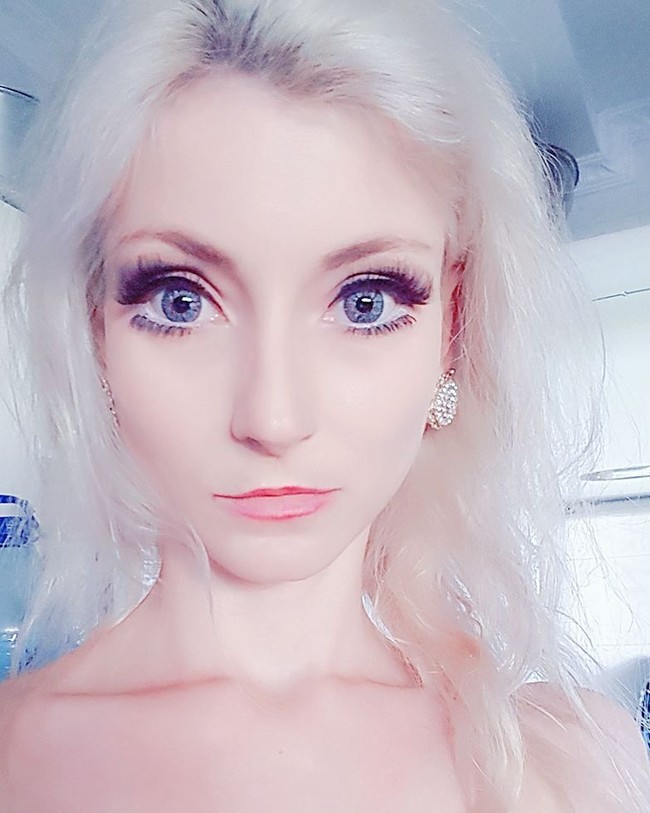 Wanita asal Brazil tersebut dianggap mirip dengan sosok Barbie yang cantik dan langsing. Foto: Instagram Andressa Damiani