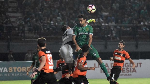 Lini pertahanan Persebaya yang diisi Otavio Dutra tampil cukup solid dalam pertandingan melawan Madura United.