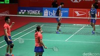 Zheng Siwei/Huang Yaqiong merayakan kemenangan. Sementara Tontowi/Liliyana tampak kecewa dengan kekalahan tersebut.