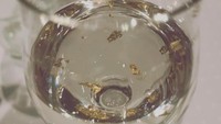 Nadine punya pengalaman menarik dengan santapannya. Ia pernah minum air yang bertabur lembaran edible gold.