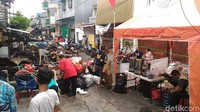 Pantauan detikcom di lokasi, Jalan Talib III, Tamansari, Jakarta Barat, Minggu (28/1/2018), beberapa warga mengais sisa barang berharga--atau seadanya--yang masih bisa digunakan. (Foto: Samsudhuha Wildansyah/detikcom)