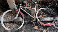 Sepeda hanya tinggal rangkanya. Ban depan dan belakang ludes terbakar.