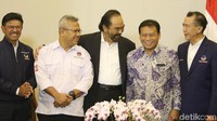 Surya Paloh berbincang dengan Ketua KPU Arief Budiman dan Ketua Bawaslu Abhan usai verifikasi.