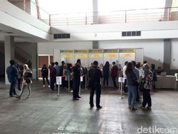 Mereka Antre Sejak Pagi Demi Raditya Dika dan Vidi Aldiano