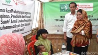Jokowi dan Ibu Iriana juga sempat berdialog dengan pengungsi./Foto: (Rusman-Biro Pers Setpres)