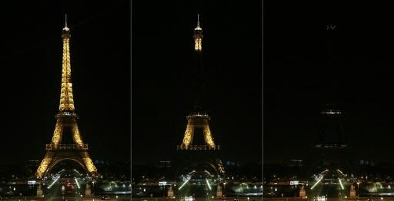 Peringati Bom Ambulans di Kabul, Lampu Menara Eiffel Dipadamkan Peringati Bom Ambulans di Kabul, Lampu Menara Eiffel Dipadamkan