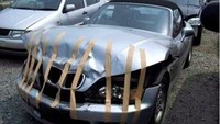 Kap mobil rusak tak bisa ditutup, pakai lakban saja! Foto: Life Buzz