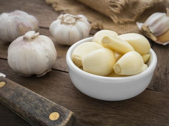 Peeled garlic in bowl