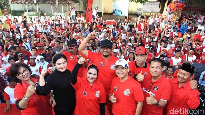 Didampingi Bupati Anas, Cawagub Puti Ikuti Jalan Sehat di Banyuwangi