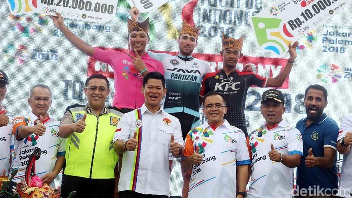 Podium etape ketiga Tour de Indonesia (Rengga Sancaya/detikSport) Podium etape ketiga Tour de Indonesia (Rengga Sancaya/detikSport)
