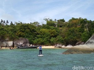 Ajak Cucu, Susi Lincah Main Selancar di Laut Natuna