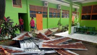 Pihak sekolah terus coba membenahi beberapa atap kelas yang jebol. Pihak sekolah mengupayakan agar proses belajar mengajar dapat kembali berjalan normal. (Ibnu Munsir-detikcom)