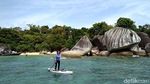 Nih Gaya Lincah Menteri Susi Ajak Cucu Berselancar di Laut