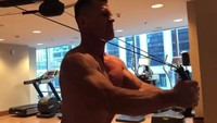 Josh mengaku biasanya ia olahraga rutin sekitar dua jam yang terdiri dari latihan perut, kardio, latihan beban, dan boxing. (Foto: Instagram/joshbrolin)